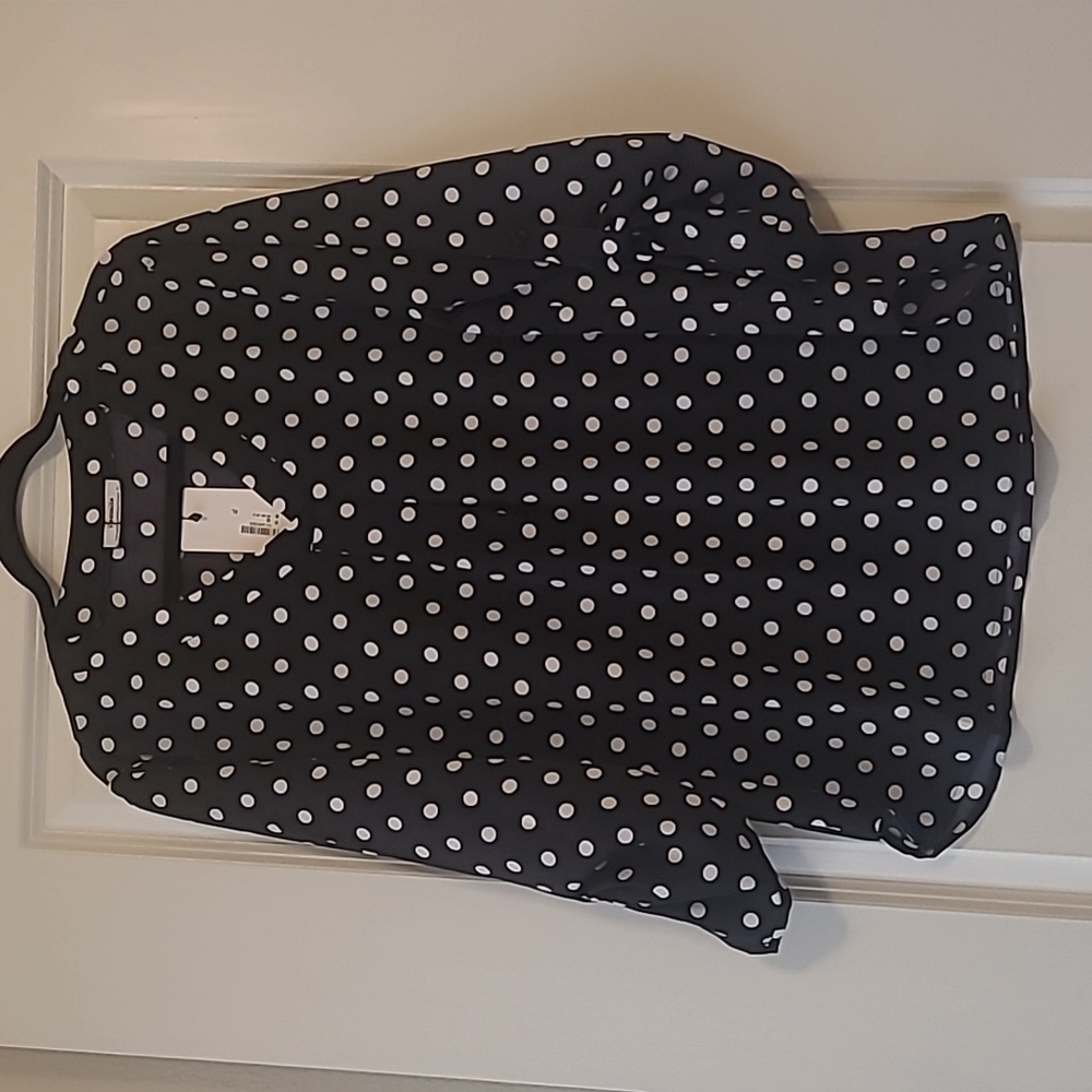 Three-quarter v neck polka-dot